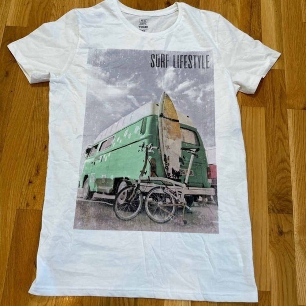T80E Surf Shirt Size‎ Small. New